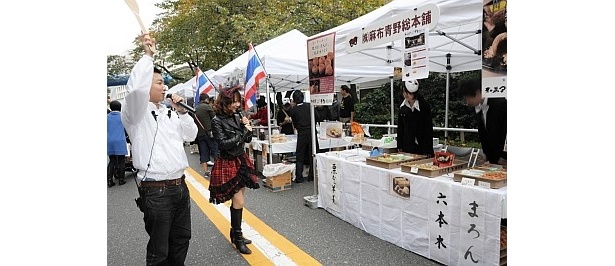 さまざまなワゴンが立ち並び、にぎやかな通り