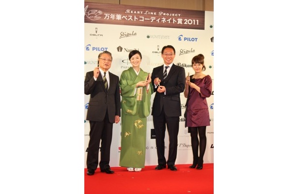 【写真】鈴木京香さん(左から2番目)は着物姿で！