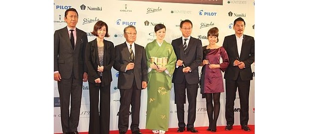 鈴木京香さんを同賞に推薦した布袋寅泰さんも登壇