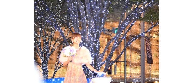 【写真】一斉に点灯するイルミネーションに見入ってしまう篠田さん