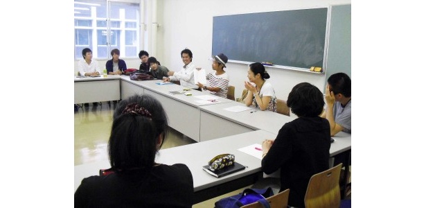 プレゼンする僕。ノートを回すと学生の皆さんから温かな笑い声が…