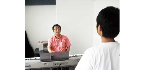 「声を張りすぎて演歌調にならないようにね」と先生からアドバイス