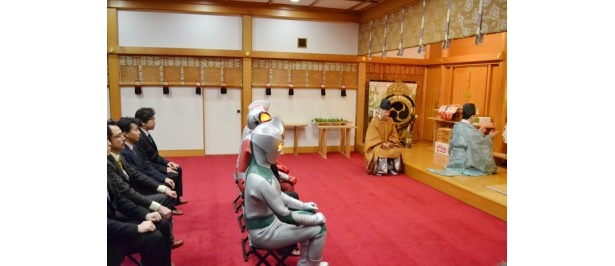 式のなりゆきを、じっと見守る一同