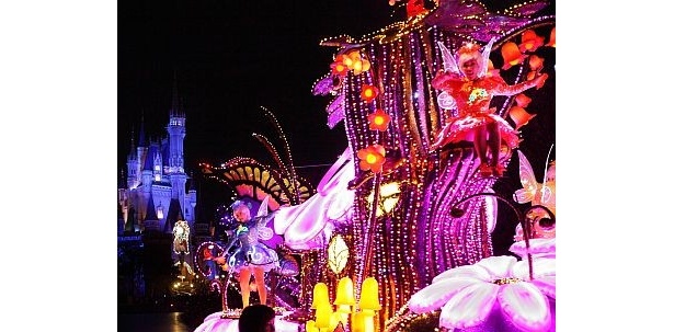 クリスマスバージョンの新フロートカーが2台登場。こちらはティンカーベルのフロート