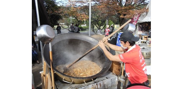 各団体さまざまなパフォーマンスでイベントを盛り上げた。写真はブロンズグランプリに輝いた「八戸せんべい汁研究会」