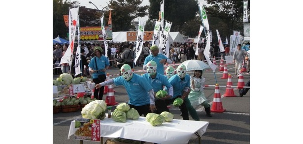 ステージ以外でもパフォマンスを行いイベントを盛り上げる団体も。写真は「いわてまち焼きうどん連合歓隊」のキャベツマン？