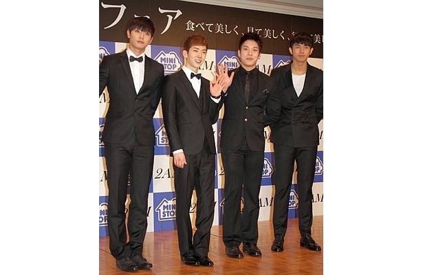 【写真を見る】2AMは歌唱力に秀でたメンバー4人から成るユニット