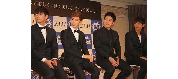 4人は韓国の新人育成テレビ番組「熱血男児」の合格者。デビュー前から厳しいトレーニングを積んでいるという