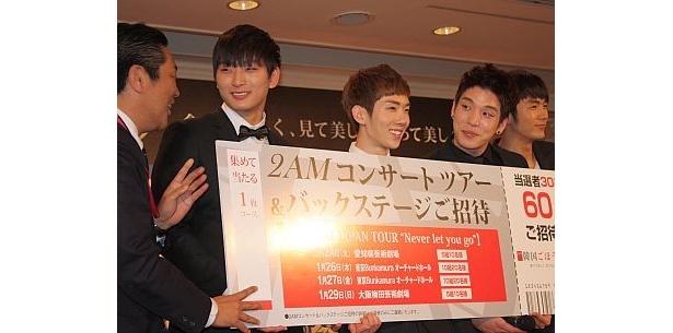 ミニストップ社長と笑顔で写真撮影に応じた