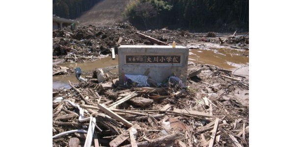 108人の児童のうち74人が津波にのまれた大川小学校のあと『大津波のあとに』