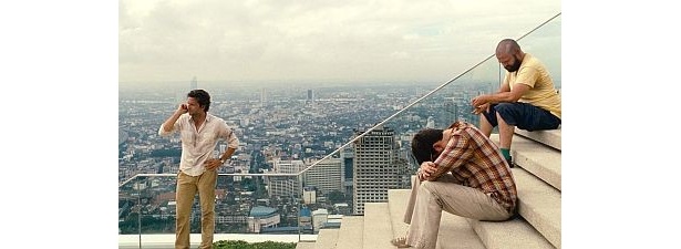 ダメ男たちが奮闘！『ハングオーバー!! 史上最悪の二日酔い、国境を越える』のワンシーン
