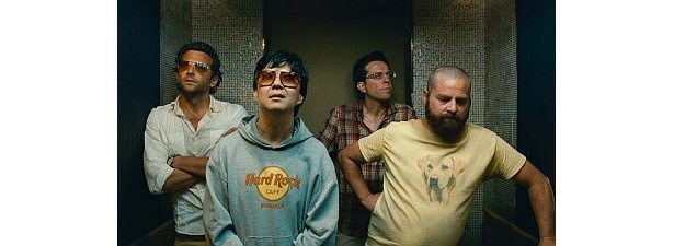 4人はステュ（エド・ヘルムズ）の結婚式に出席するため、タイへ向かう