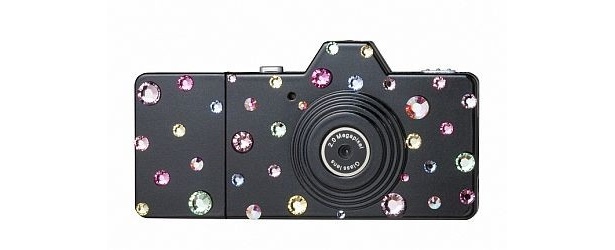 【画像】ピンクやブルーのビジューをカメラ全体に散りばめたドット柄の「カラフルマニア」ほか、全ラインアップはコチラ！