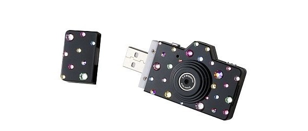 キャップを外すとUSBメモリに早変わり！　※写真は「カラフルマニア」