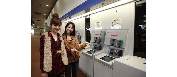 マークシートとお金を自動発売機に入れるだけで簡単に馬券購入ができる。スタッフがいる窓口で購入できる場所も一部あり