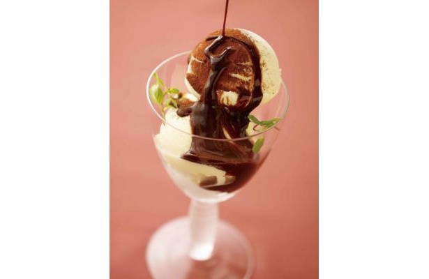 濃厚バニラアイスにホットチョコレートをかけた｢ダム ブランシュ｣(恵比寿ガーデンプレイス・シャンブル クレール/550円)