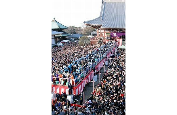 池上本門寺は約2万人の参拝者で混みあう