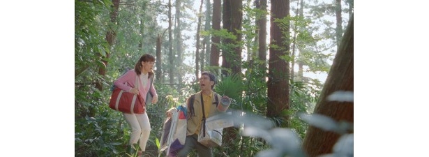 ところがバスに乗り遅れ、森の中で迷ってしまう