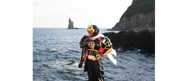 海をバックに何を考える、隼人