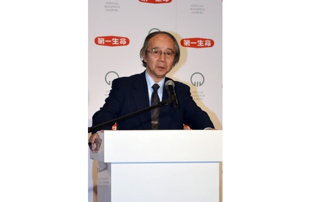 展覧会の見どころについて語る海老澤敏教授