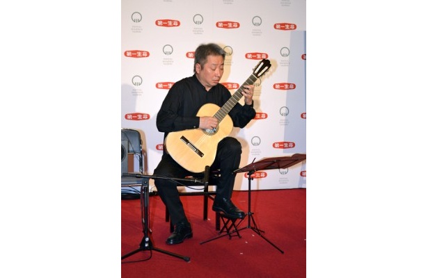 福田進一さんはギター演奏も披露してくれた