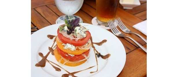 「KAMUELA PROVISION COMPANY RESTAURANT」ではステーキとシーフードを中心とした料理が楽しめる。アルコールの種類も充実