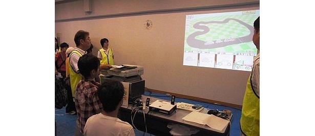 「紙レーサー」は絵を描くという楽しさを子供たちに伝えることができる