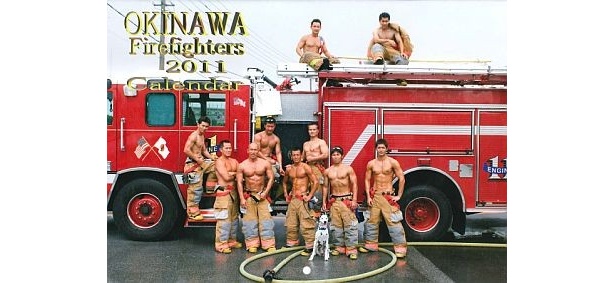 こちらは第1弾の「沖縄消防士カレンダー2011」
