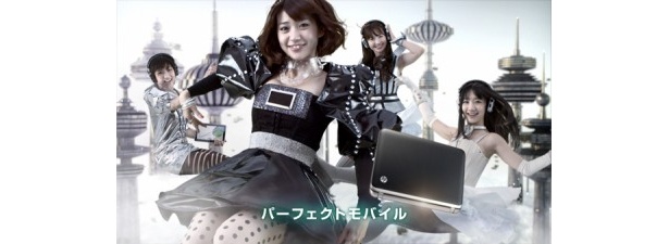 【写真】未来都市を舞台にデジタルライフを楽しむAKB48のメンバーたち