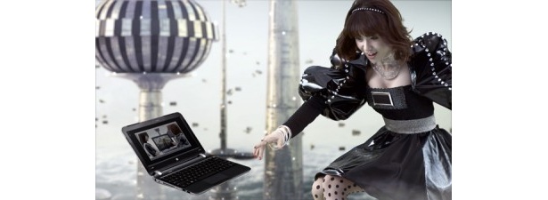 空中を漂いながら、お気に入りのPCを発見する大島さん