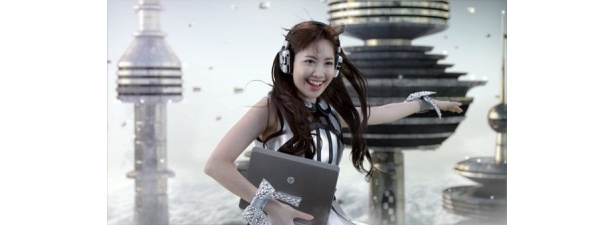 モバイルPCを抱えて宙を舞う小嶋陽菜さん