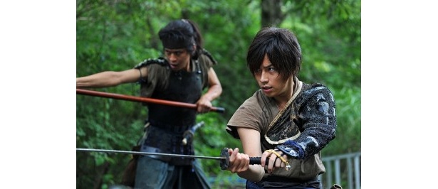 【写真】刀と長槍で戦う男たち…2人の勇敢な生き様に目を奪われる！