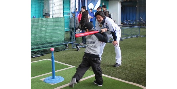 バッティング指導をする鈴木尚典さん