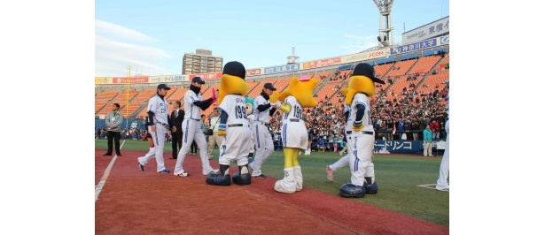 ホッシーたちに見送られて選手退場