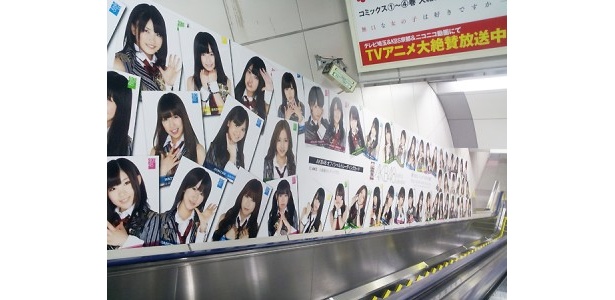 JR秋葉原駅の至る所にAKB48の特大ポスターが出現！