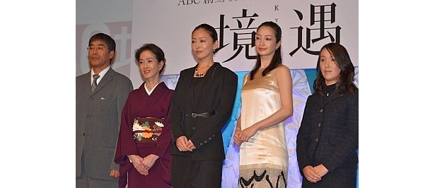 左から監督の若松節朗さん、いしだあゆみさん、松雪泰子さん、りょうさん、湊かなえさん