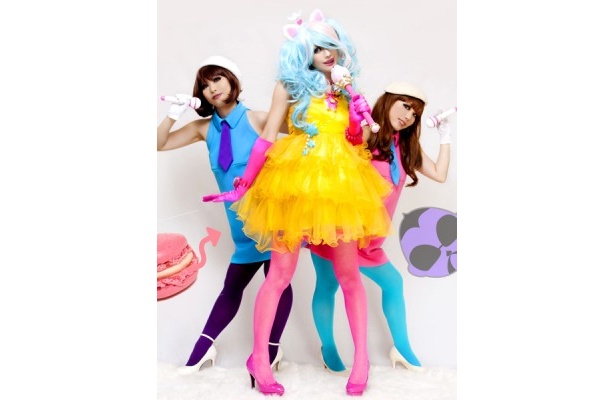 【写真】ボーカルを務めるAlicetogizzelle(中央)とダンサーのTIFFANY(左)、LOTTA(右)