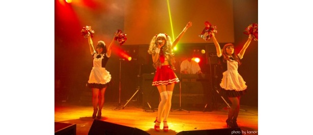 個性的なライブを繰り広げる「その名はスペィド」
