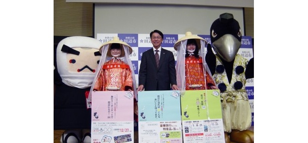 写真中央が田辺市長の真砂克俊氏。人気のゆるきゃら“たなべぇ”（写真の一番左）、“八咫之助（やたのすけ)”(写真の一番右）