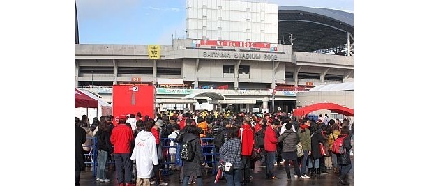 浦和レッズ対柏レイソル戦で盛り上がる埼玉スタジアム前に停車したハピネストラックには長蛇の列が！
