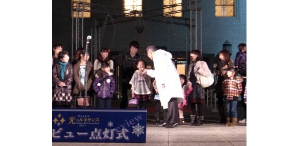 被災した子供たちにインタビューを行う平松市長