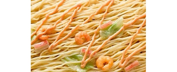 【画像を見る】カップ焼そば初の“オーロラソース”を採用！