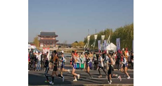 歴史的景観の中を駆け抜けるマラソンコース