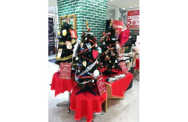 東急ハンズ梅田店×関西ウォーカー「収納王子コジマジックリスマス」で飾り付けしたツリーが投票受付中