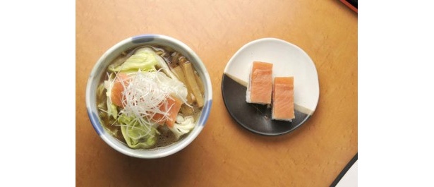 鮨爽酔鳥 ひだかの石狩鮭醤油らーめん（いしかりバッテラ付）￥780。スモークサーモンやレタスなど具材が個性的。バッテラも絶品