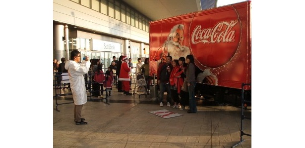 クリスマスの思い出にと、記念撮影をする来場者も