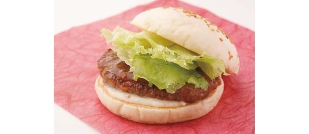 【写真を見る】1800円の松阪牛バーガー＆チキンタツタの新味はこんな感じ！