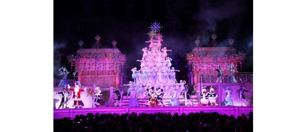 妖精たちで作るツリーをバックに展開される「クリスマス・ウィッシュ」