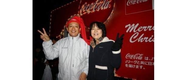 仲良くロング帽子を被るご夫婦