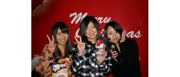  「これから友達の家でコカ・コーラ＆スナック菓子で楽しみます！」と女子高生3人組